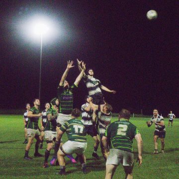Die Brüder Sunshine Coast erringen ihren ersten Sieg im Senioren-Rugby an der University of the Sunshine Coast in Australien