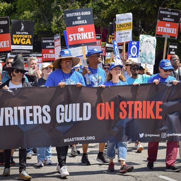 US: Writers, entertainment producers‘ groups meet two months into writers‘ strike; writers‘ says ’no agreement‘